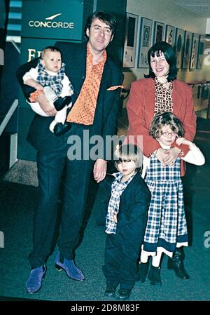 Jonathan Ross, la moglie Jane e i figli Betty, Harvey e il bambino Honey-Kinney in partenza per una vacanza negli Stati Uniti 1997 Foto Stock