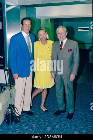 Attore Roger Moore con la ragazza Kiki e il collega attore Richard Todd Foto Stock