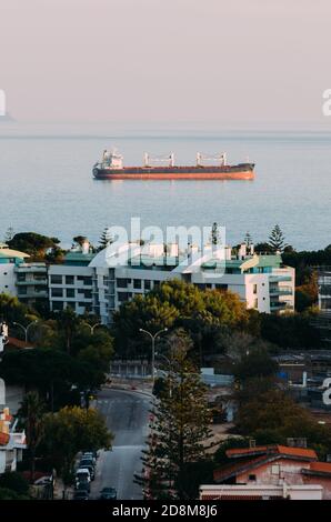 Petroliera sull'oceano, catturata a Cascais, Portogallo Foto Stock