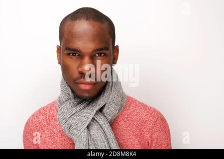 Primo piano ritratto di fresco giovane afroamericano maschile moda modello con sciarpa Foto Stock