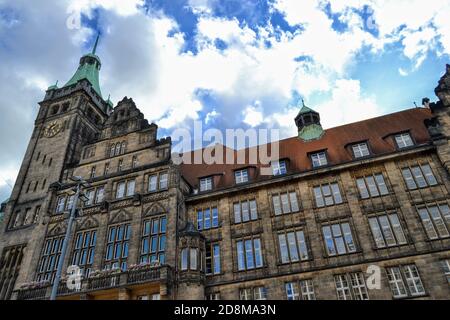 Il municipio di Chemnitz durante il tempo coperto. Chemnitz Rathaus (Municipio) con cielo blu e nuvoloso. Germania Foto Stock