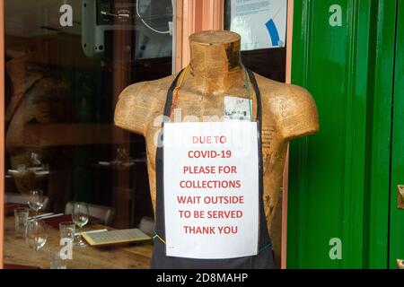 Burnham Village, Buckinghamshire, Regno Unito. 31 ottobre 2020. Un cartello Covid-19 all'esterno di un ristorante italiano. Il Consiglio del Buckinghamshire ha messo 'rapido aumento dei casi di Coronavirus in questa zona' avvisi in tutti i villaggi e le città nel Buckinghamshire. Secondo le notizie della stampa, sembra che il Regno Unito possa tornare in un blocco nazionale per cercare di rallentare la diffusione del Covid-19, poiché i casi continuano a crescere rapidamente in alcune aree. Credit: Maureen McLean/Alamy Live News Foto Stock