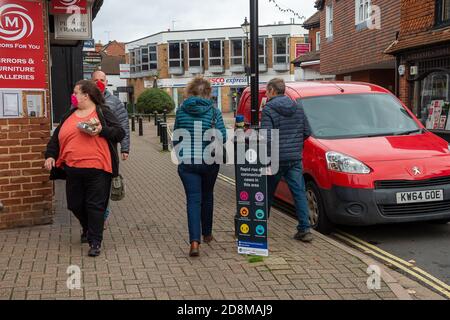 Burnham Village, Buckinghamshire, Regno Unito. 31 ottobre 2020. Il Consiglio del Buckinghamshire ha messo 'rapido aumento dei casi di Coronavirus in questa zona' avvisi in tutti i villaggi e le città nel Buckinghamshire. Secondo le notizie della stampa, sembra che il Regno Unito possa tornare in un blocco nazionale per cercare di rallentare la diffusione del Covid-19, poiché i casi continuano a crescere rapidamente in alcune aree. Credit: Maureen McLean/Alamy Live News Foto Stock