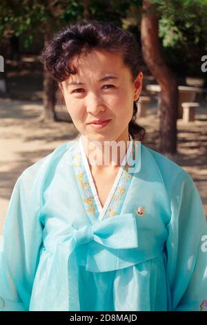Guida turistica in abito tradizionale coreano, Kaesong, Corea del Nord Foto Stock