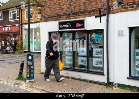 Burnham Village, Buckinghamshire, Regno Unito. 31 ottobre 2020. Il Consiglio del Buckinghamshire ha messo 'rapido aumento dei casi di Coronavirus in questa zona' avvisi in tutti i villaggi e le città nel Buckinghamshire. Secondo le notizie della stampa, sembra che il Regno Unito possa tornare in un blocco nazionale per cercare di rallentare la diffusione del Covid-19, poiché i casi continuano a crescere rapidamente in alcune aree. Credit: Maureen McLean/Alamy Live News Foto Stock