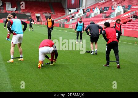 Ashton Gate Stadium, Bristol, Regno Unito. 31 Ott 2020. Campionato di calcio della Lega inglese, Bristol City contro Norwich; i giocatori della città di Bristol si riscaldano prima della partita Credit: Action Plus Sports/Alamy Live News Foto Stock