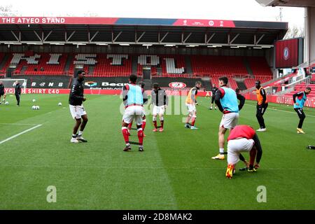 Ashton Gate Stadium, Bristol, Regno Unito. 31 Ott 2020. Campionato di calcio della Lega inglese, Bristol City contro Norwich; i giocatori della città di Bristol si riscaldano prima della partita Credit: Action Plus Sports/Alamy Live News Foto Stock