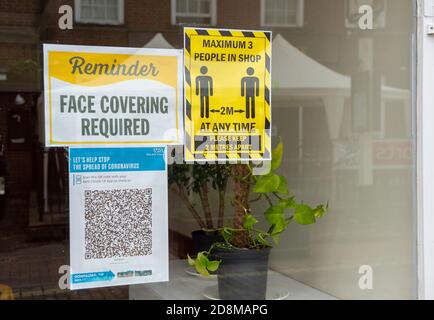 Burnham Village, Buckinghamshire, Regno Unito. 31 ottobre 2020. Covid-19 insegne in una vetrina. Il Consiglio del Buckinghamshire ha messo 'rapido aumento dei casi di Coronavirus in questa zona' avvisi in tutti i villaggi e le città nel Buckinghamshire. Secondo le notizie della stampa, sembra che il Regno Unito possa tornare in un blocco nazionale per cercare di rallentare la diffusione del Covid-19, poiché i casi continuano a crescere rapidamente in alcune aree. Credit: Maureen McLean/Alamy Live News Foto Stock