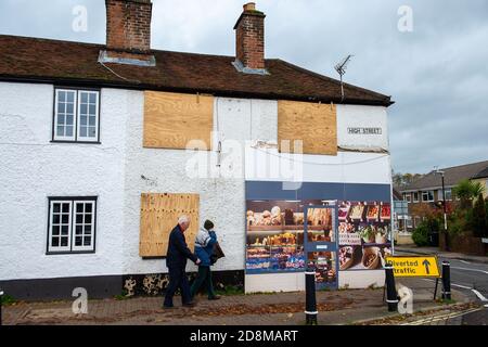 Burnham Village, Buckinghamshire, Regno Unito. 31 ottobre 2020. Una coppia passa un macellaio a bordo in Burnham Village. Il Consiglio del Buckinghamshire ha messo 'rapido aumento dei casi di Coronavirus in questa zona' avvisi in tutti i villaggi e le città nel Buckinghamshire. Secondo le notizie della stampa, sembra che il Regno Unito possa tornare in un blocco nazionale per cercare di rallentare la diffusione del Covid-19, poiché i casi continuano a crescere rapidamente in alcune aree. Credit: Maureen McLean/Alamy Live News Foto Stock