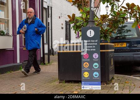 Burnham Village, Buckinghamshire, Regno Unito. 31 ottobre 2020. Il Consiglio del Buckinghamshire ha messo 'rapido aumento dei casi di Coronavirus in questa zona' avvisi in tutti i villaggi e le città nel Buckinghamshire. Secondo le notizie della stampa, sembra che il Regno Unito possa tornare in un blocco nazionale per cercare di rallentare la diffusione del Covid-19, poiché i casi continuano a crescere rapidamente in alcune aree. Credit: Maureen McLean/Alamy Live News Foto Stock