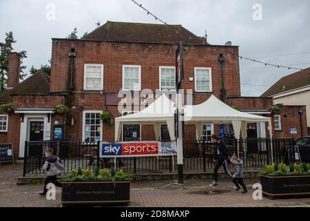 Burnham Village, Buckinghamshire, Regno Unito. 31 ottobre 2020. I pub potrebbero chiudersi di nuovo in quanto il governo dovrebbe fare un annuncio circa il Regno Unito che torna ad un blocco completo. Il Consiglio del Buckinghamshire ha messo 'rapido aumento dei casi di Coronavirus in questa zona' avvisi in tutti i villaggi e le città nel Buckinghamshire. Secondo le notizie della stampa, sembra che il Regno Unito possa tornare in un blocco nazionale per cercare di rallentare la diffusione del Covid-19, poiché i casi continuano a crescere rapidamente in alcune aree. Credit: Maureen McLean/Alamy Live News Foto Stock