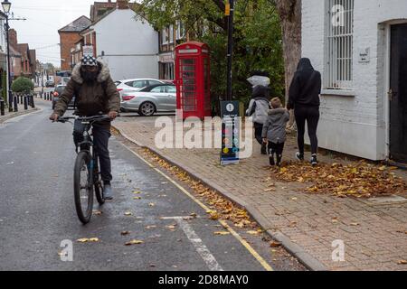 Burnham Village, Buckinghamshire, Regno Unito. 31 ottobre 2020. Il Consiglio del Buckinghamshire ha messo 'rapido aumento dei casi di Coronavirus in questa zona' avvisi in tutti i villaggi e le città nel Buckinghamshire. Secondo le notizie della stampa, sembra che il Regno Unito possa tornare in un blocco nazionale per cercare di rallentare la diffusione del Covid-19, poiché i casi continuano a crescere rapidamente in alcune aree. Credit: Maureen McLean/Alamy Live News Foto Stock