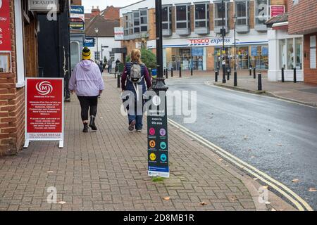 Burnham Village, Buckinghamshire, Regno Unito. 31 ottobre 2020. Il Consiglio del Buckinghamshire ha messo 'rapido aumento dei casi di Coronavirus in questa zona' avvisi in tutti i villaggi e le città nel Buckinghamshire. Secondo le notizie della stampa, sembra che il Regno Unito possa tornare in un blocco nazionale per cercare di rallentare la diffusione del Covid-19, poiché i casi continuano a crescere rapidamente in alcune aree. Credit: Maureen McLean/Alamy Live News Foto Stock