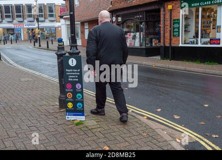 Burnham Village, Buckinghamshire, Regno Unito. 31 ottobre 2020. Il Consiglio del Buckinghamshire ha messo 'rapido aumento dei casi di Coronavirus in questa zona' avvisi in tutti i villaggi e le città nel Buckinghamshire. Secondo le notizie della stampa, sembra che il Regno Unito possa tornare in un blocco nazionale per cercare di rallentare la diffusione del Covid-19, poiché i casi continuano a crescere rapidamente in alcune aree. Credit: Maureen McLean/Alamy Live News Foto Stock