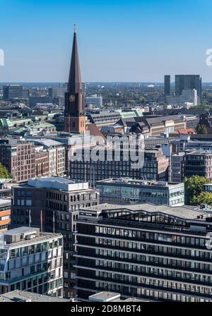 Vista a est dal Memoriale di San Nikolai ad Amburgo, che mostra la chiesa di San Jacobi, campanile di forma più semplice. Foto Stock