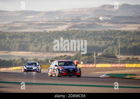 Aragon, Spagna. 31 ottobre 2020. 40 files Josh (Gar), Engstler Hyundai N Liqui Moly Racing Team, Hyundai i30 N TCR, azione durante la gara di Spagna FIA WTCR 2020, 5° round della Coppa del mondo di auto FIA Touring 2020, sulla Ciudad del Motor de Arag.n, dal 30 ottobre al 1 novembre 2020 ad Alca.iz, Aragon, Spagna - Photo Xavi Bonilla / DPPI Credit: LM/DPPI/Xavi Bonilla/Alamy Live News Foto Stock