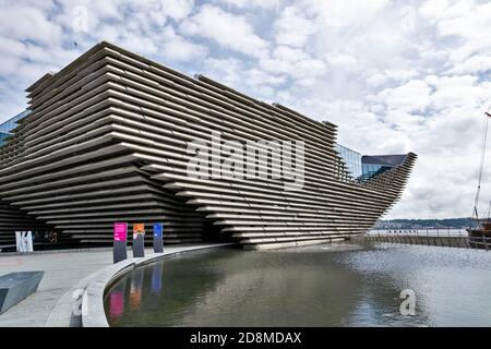 DUNDEE SCOTLAND IL V & A DESIGN MUSEUM RIFLETTE IN LA PISCINA Foto Stock