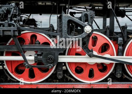 Il vecchio treno russo è stato fatto il 1900. Vecchia locomotiva russa. Locomotiva a vapore con ruote rosse. Locomotiva retrò su rotaie. Foto Stock