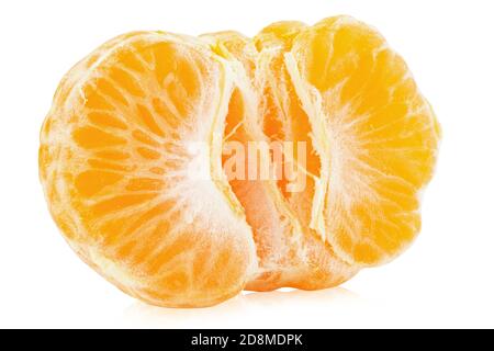 Mezzo mandarino fresco purificato maturo isolato su sfondo bianco. Il file contiene il percorso di ritaglio. Foto Stock