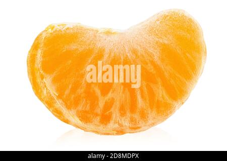 Fetta di agrumi arancio mandarino isolata. Il file contiene il percorso di ritaglio. Foto Stock