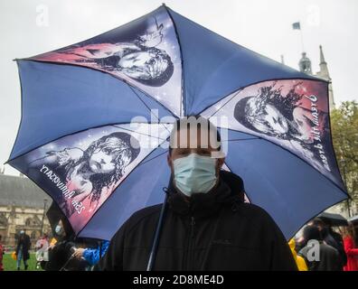 Londra UK 31 ottobre 2020 gli attori e i cantanti del West End si sono riuniti nella pioggia battente, da Parliament Square per cantare canzoni di Phantom of the Opera e Les Miserables, come un modo per attirare l'attenzione del governo britannico sulla loro situazione difficile e la mancanza di lavoro durante la pandemia, Con il governo che rifiuta di permettere ai teatri di aprire al pubblico Paul Quezada-Neiman/Alamy Live News Foto Stock