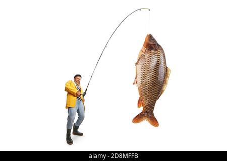 Pescatore in un impermeabile giallo che cattura un grande pesce isolato su sfondo bianco Foto Stock