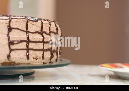 Primo piano di una bella torta di biscotti al cioccolato decorata sullo sfondo della cucina copy space. Concetto di dessert delizioso e culinario. Foto Stock