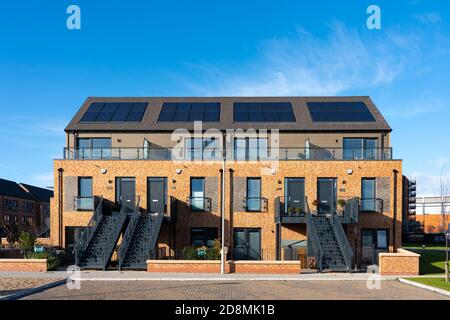 Moderno edificio urbano di nuova costruzione Waterfront Plaza di Cala presso Ocean Terminal a Leith, Scozia, Regno Unito Foto Stock