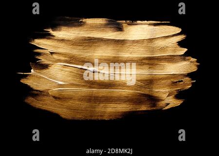 Tratti orizzontali reali d'oro di vernice isolata su sfondo nero. Foto Stock