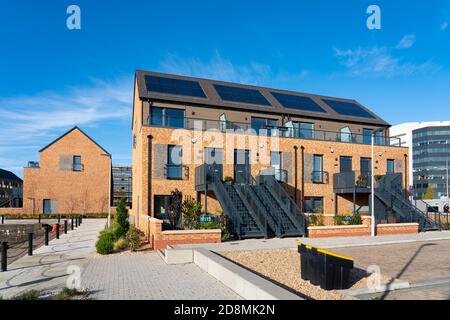 Moderno edificio urbano di nuova costruzione Waterfront Plaza di Cala presso Ocean Terminal a Leith, Scozia, Regno Unito Foto Stock