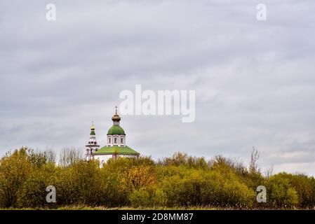 Pittoresca vista autunnale della Chiesa di Sant'Elia il Profeta sul monte Ivanova a Suzdal, Russia. L'anello d'oro della Russia. Foto Stock