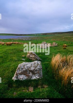 Achavanich Bronze Age, pietra a forma di ferro di cavallo che guarda NE lungo l'estremità chiusa della forma a U, Loch Stemster, Caithness, Scozia, Regno Unito. Foto Stock