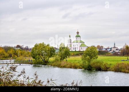 Pittoresca vista autunnale della Chiesa di Sant'Elia il Profeta sul monte Ivanova a Suzdal, Russia. L'anello d'oro della Russia. Foto Stock