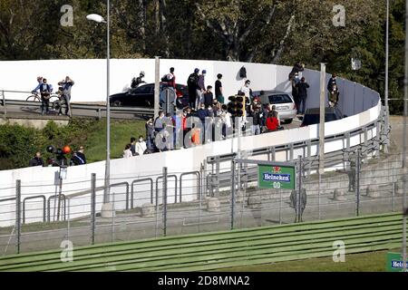 Imola, Italia. 31 ottobre 2020. Imola, Italia. 31 ottobre 2020. Spettatori alla ricerca delle Libere in pista, pista, durante il Gran Premio dell'emilia Romagna 2020, Gran Premio dell'emilia Romagna Gran Premio dell'Emilia Romagna, dal 31 ottobre al 1 novembre 2020 sull'Autodromo Internazionale Enzo e Dino Ferrari, a Imola, Italia - Photo DPPI Credit: LM/DPPI/DPPI/Alamy Live News Foto Stock
