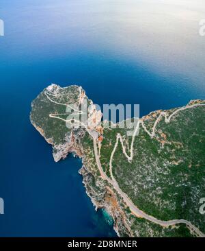 Veduta aerea del promontorio roccioso di Capo Caccia, Alghero, Sassari, Sardegna, Italia. Foto Stock