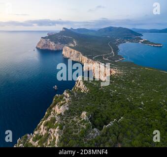 Veduta aerea del promontorio roccioso di Capo Caccia, Alghero, Sassari, Sardegna, Italia. Foto Stock