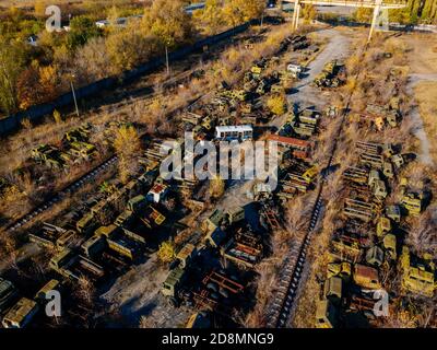 Vecchie auto militari russe arrugginite rotte per rottami di metallo, vista aerea Foto Stock