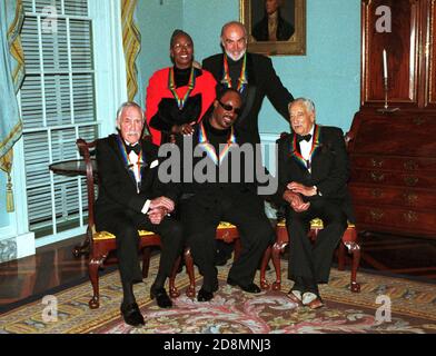 Gruppo di 1999 onorari del Kennedy Center al Dipartimento di Stato di Washington, DC il 4 dicembre 1999. Da sinistra a destra: Jason Robards, Judith Jamison, Stevie Wonder, Sean Connery e Victor Borge.Credit: Robert Trippett-Pool/CNP. | utilizzo in tutto il mondo Foto Stock