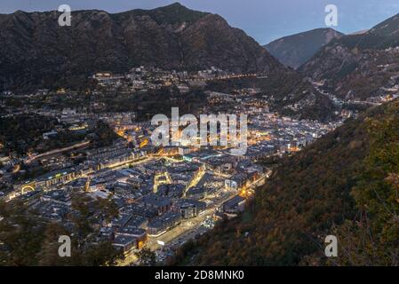 Paesaggio urbano in autunno di Andorra la Vella, Andorra. Foto Stock