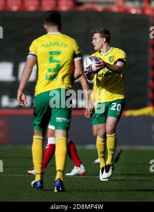 Ashton Gate Stadium, Bristol, Regno Unito. 31 Ott 2020. Campionato di calcio inglese della Lega di calcio, Bristol City contro Norwich; Oliver Skipp di Norwich City detiene la palla Credit: Action Plus Sports/Alamy Live News Foto Stock