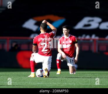 Ashton Gate Stadium, Bristol, Regno Unito. 31 Ott 2020. Campionato di calcio della Lega inglese, Bristol City contro Norwich; i giocatori prendono un ginocchio contro il razzismo Credit: Action Plus Sports/Alamy Live News Foto Stock