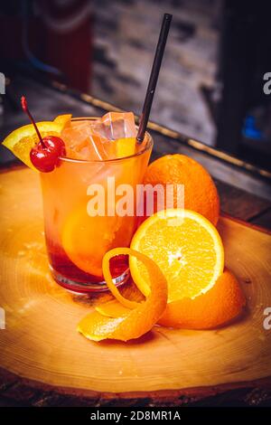 Un bicchiere di cocktail all'alba con tequila, succo d'arancia e sciroppo di granadina Foto Stock