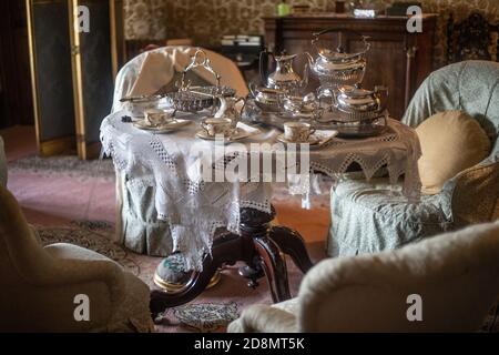 Tavolo per tè e caffè in stile vittoriano A Lanhydrock House Foto Stock