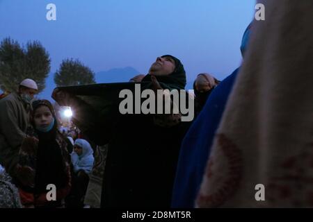 Srinagar, India. 30 Ott 2020. (10/30/2020) UNA donna musulmana del Kashmir prega fuori del Santuario di Hazratbal durante Eid-e-Milad l'anniversario della nascita del profeta Mohammed oin Srinagar, la capitale estiva del Kashmir amministrato indiano, India. (Foto di Adil Abass/Pacific Press/Sipa USA) Credit: Sipa USA/Alamy Live News Foto Stock