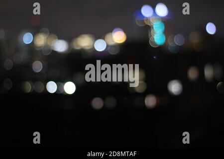 Le luci sfocate della città Foto Stock