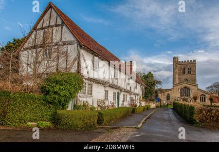 Lungo Crendon 14 ° secolo tribunale, e Santa Maria la chiesa Vergine. Buckinghamshire, Inghilterra. Foto Stock