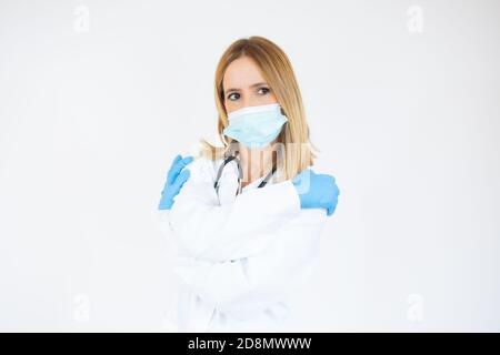 Bella dottore o infermiera che indossa maschera protettiva e guanti in lattice o gomma su sfondo bianco con spazio per la copia. Concetto di assistenza sanitaria Foto Stock