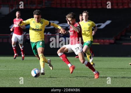 Bristol, Regno Unito. 31 Ott 2020. Max Aarons of Norwich City e Jamie Paterson of Bristol City durante la partita EFL Sky Bet Championship tra Bristol City e Norwich City ad Ashton Gate, Bristol, Inghilterra, il 31 ottobre 2020. Foto di Dave Peters. Solo per uso editoriale, è richiesta una licenza per uso commerciale. Nessun utilizzo nelle scommesse, nei giochi o nelle pubblicazioni di un singolo club/campionato/giocatore. Credit: UK Sports Pics Ltd/Alamy Live News Foto Stock