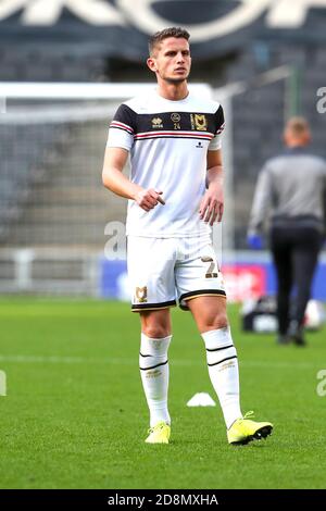 MILTON KEYNES, INGHILTERRA. 31 OTTOBRE Milton Keynes Dons Jordan Houghton si riscalda prima della Sky Bet League uno partita tra MK Dons e AFC Wimbledon allo Stadio MK, Milton Keynes sabato 31 ottobre 2020. (Credit: John Cripps | MI News) Credit: MI News & Sport /Alamy Live News Foto Stock