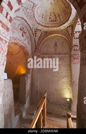 Affreschi con croci maltesi nella cappella della chiesa di Santa Barbara nel museo all'aperto di Goreme, Cappadocia, Turchia Foto Stock